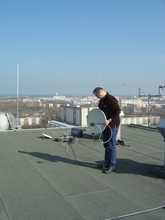 DG0SD OM Udo beim Ausrichten der Antenne in Richtung DB0OHO